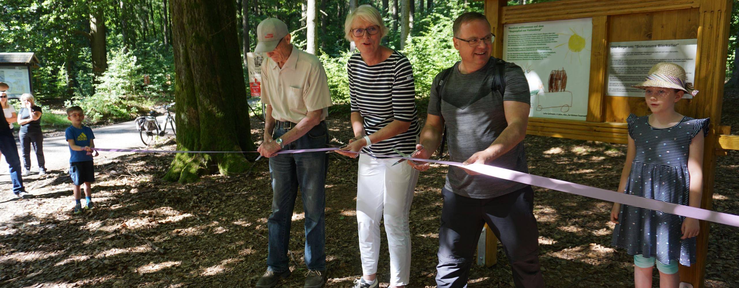 zu sehen sind Alfred Mühlisch,Birgit Weber vom Landratsamt Bautzen, Jens Zeiler Bürgermeister und Lotte Gollmann, welche die erste Tafel gemalt hat (vl)